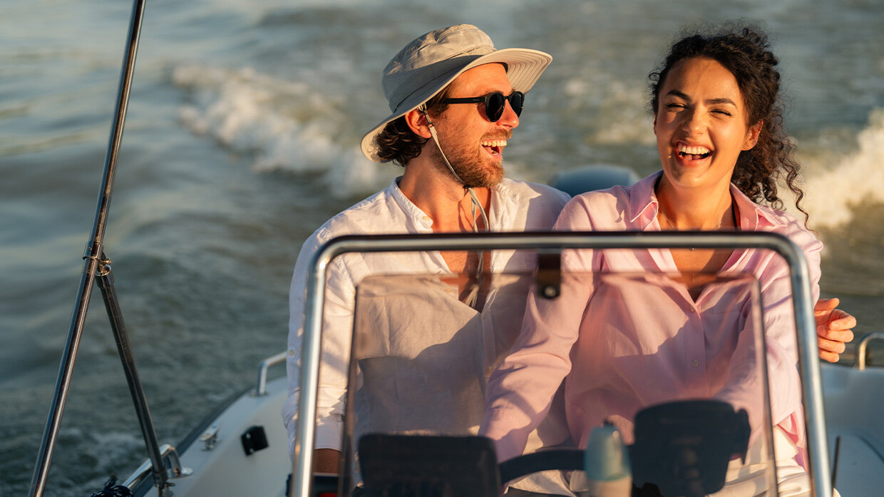 Couple souriant en train de naviguer